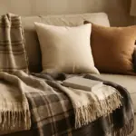 Combinare plaid e copertine sul divano: comfort e stile in pochi gesti facili da replicare