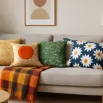 Plaid e cuscini fantasia in soggiorno moderno: un mix che ravviva senza appesantire l’ambiente