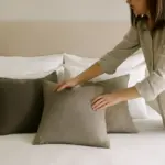 Disporre i cuscini sul letto matrimoniale: la regola estetica che pochi applicano